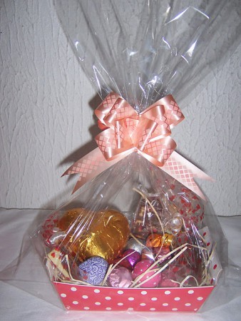 Cesta pequena com chocolates diversos